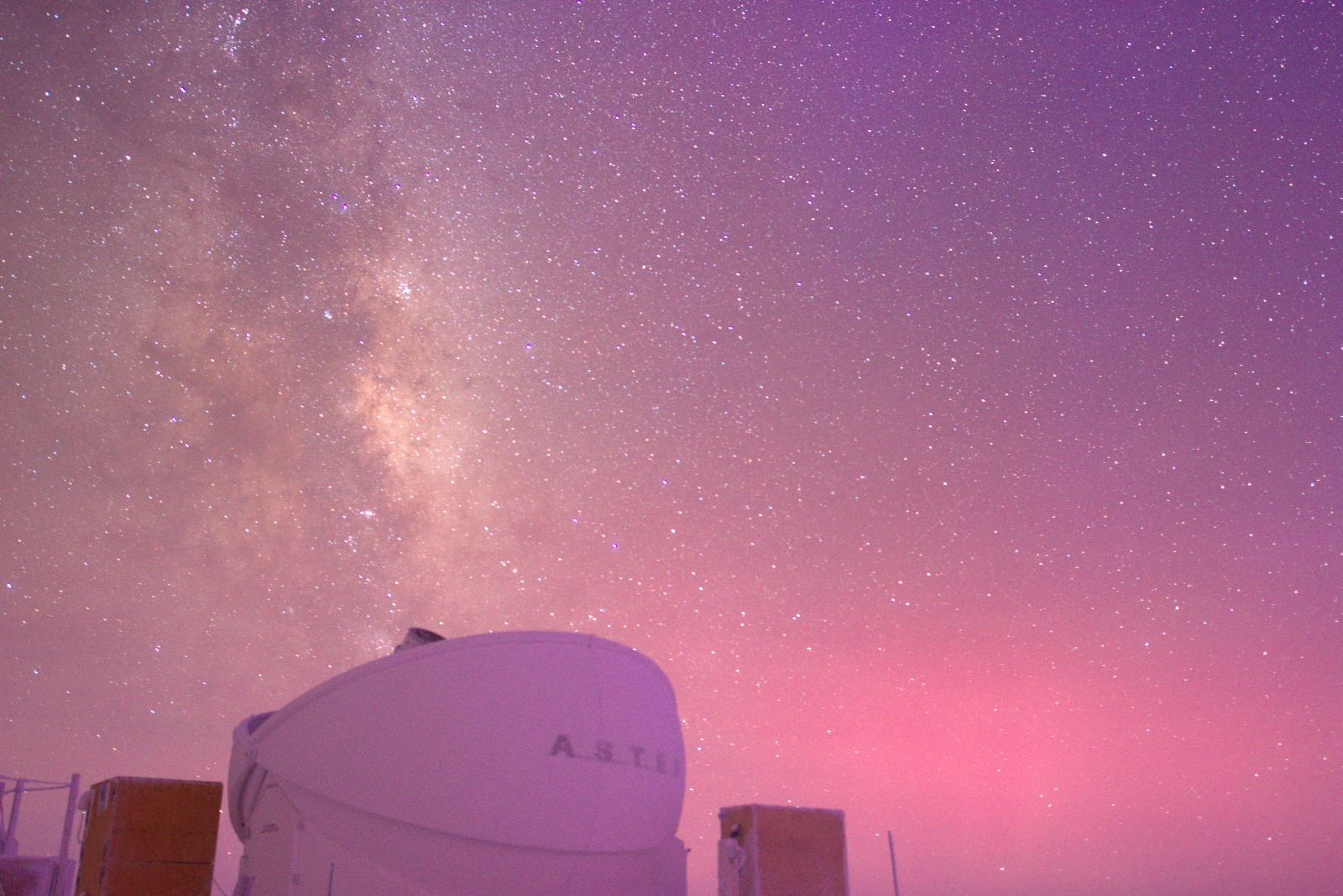 ASTEP, le voie lactée et une aurore australe, le 12 mai 2024 (Photo V. Deloupy)