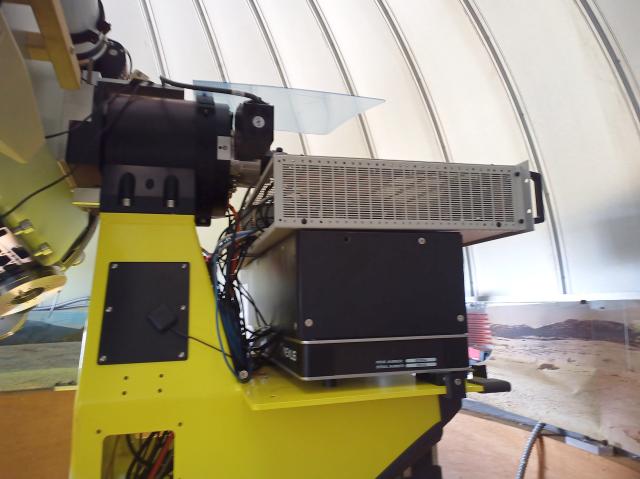 Banc optiquelaser et racks controle commande sur plateforme telescope r